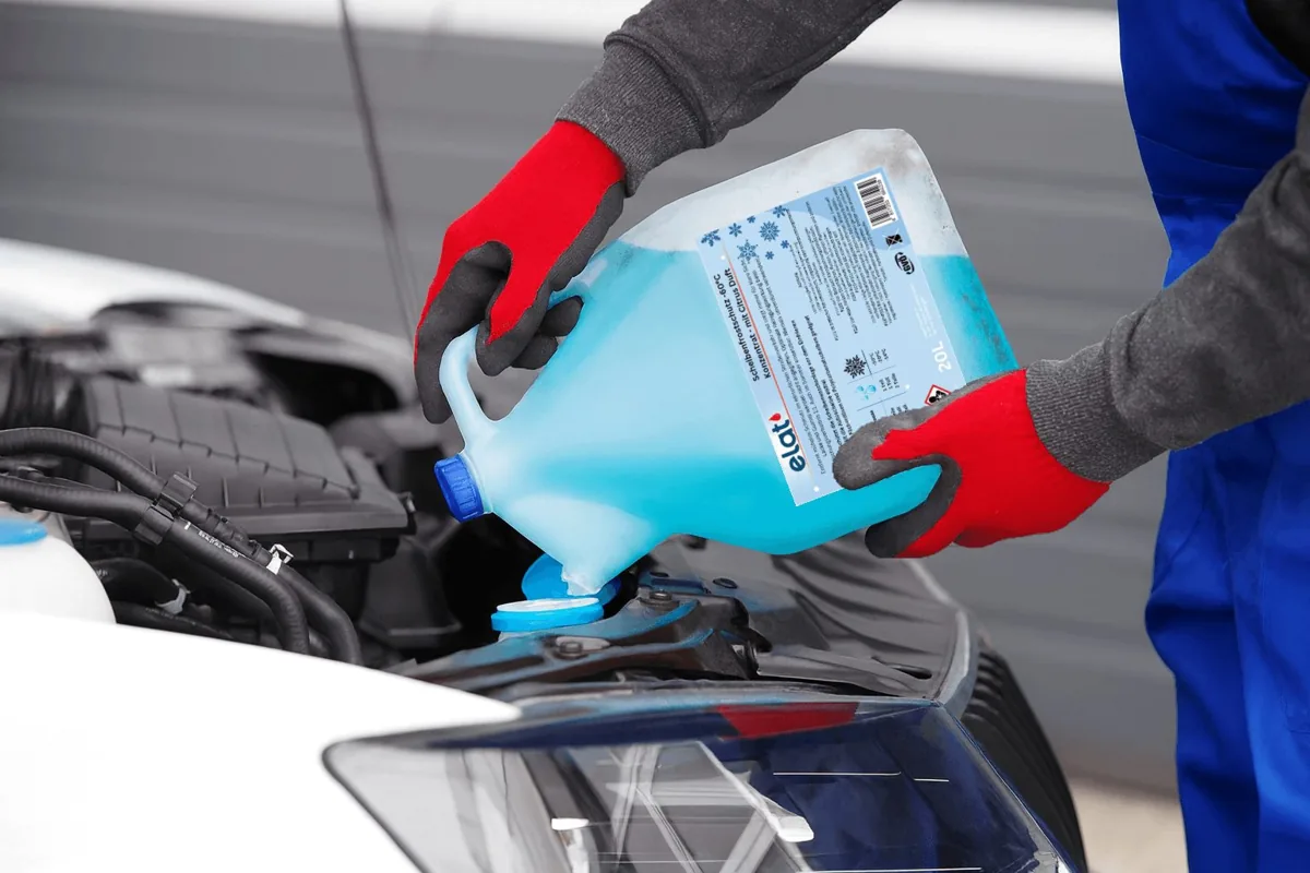 Kühlerfrostschutz wird eingefüllt